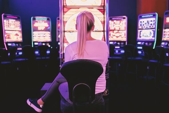Závislost na hracích automatech a hrách může postihnout každého