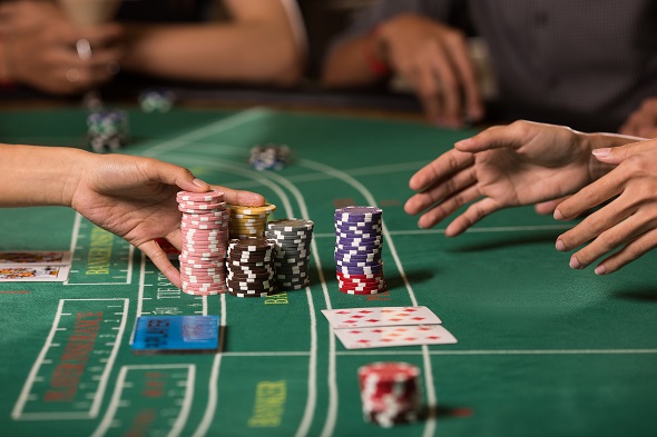 Krupiér a domluvení hráči obrali kasino o 6M
