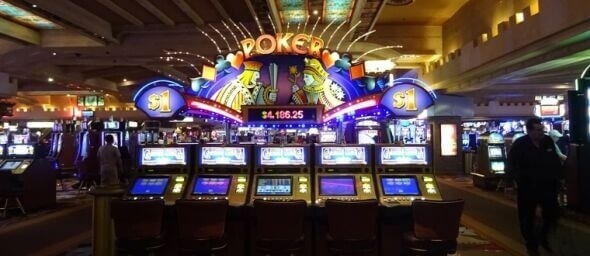 Hazardní hra na internetu a v kamenných kasinech