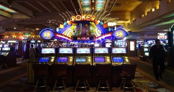 Hazardní hra na internetu a v kamenných kasinech