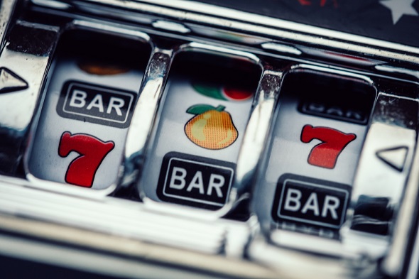 Tříválcový hrací automat zdarma s ovocem