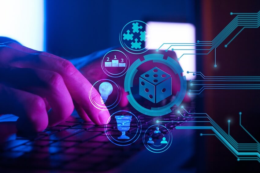 Ilustrační obrázek rukou na klávesnici s&nbsp;neonovými ikonami online hazardu